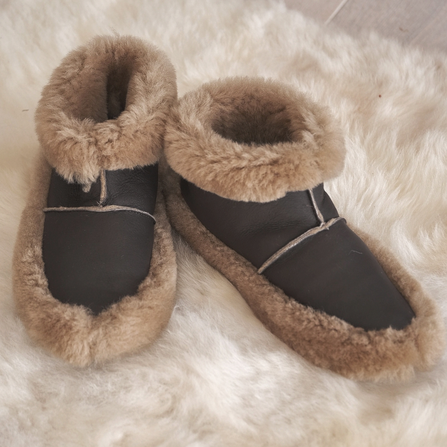 SNUGGLY SHEEPSKIN BOOT SLIPPERS (UK 4-13) (CHOICE OF COLOURS)