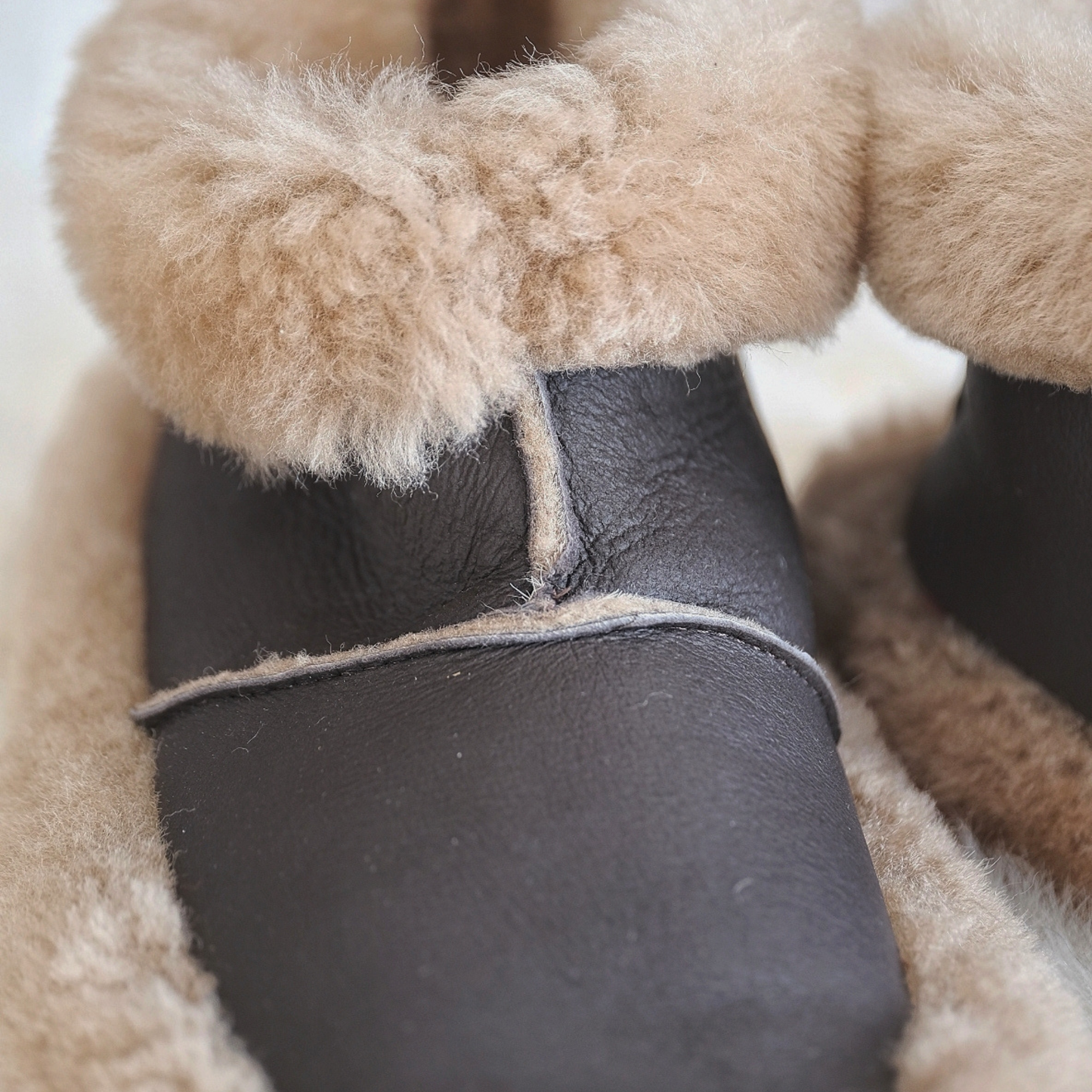 SNUGGLY SHEEPSKIN BOOT SLIPPERS (UK 4-13) (CHOICE OF COLOURS)
