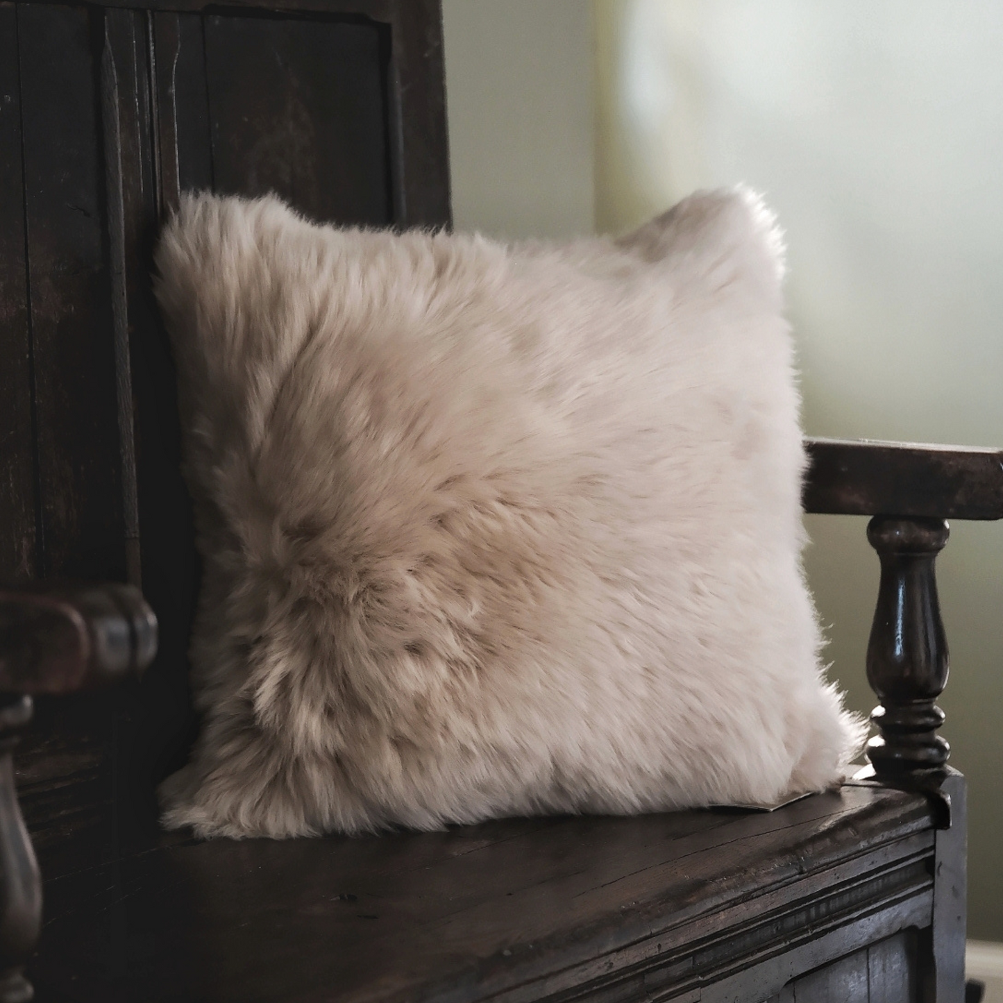 SQUARE SHEEPSKIN CUSHION IN LINEN