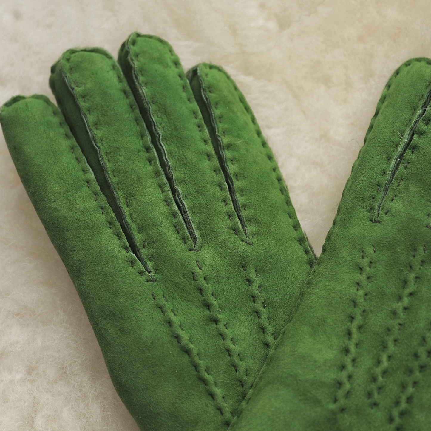 LADIES SHEEPSKIN GLOVES IN APPLE