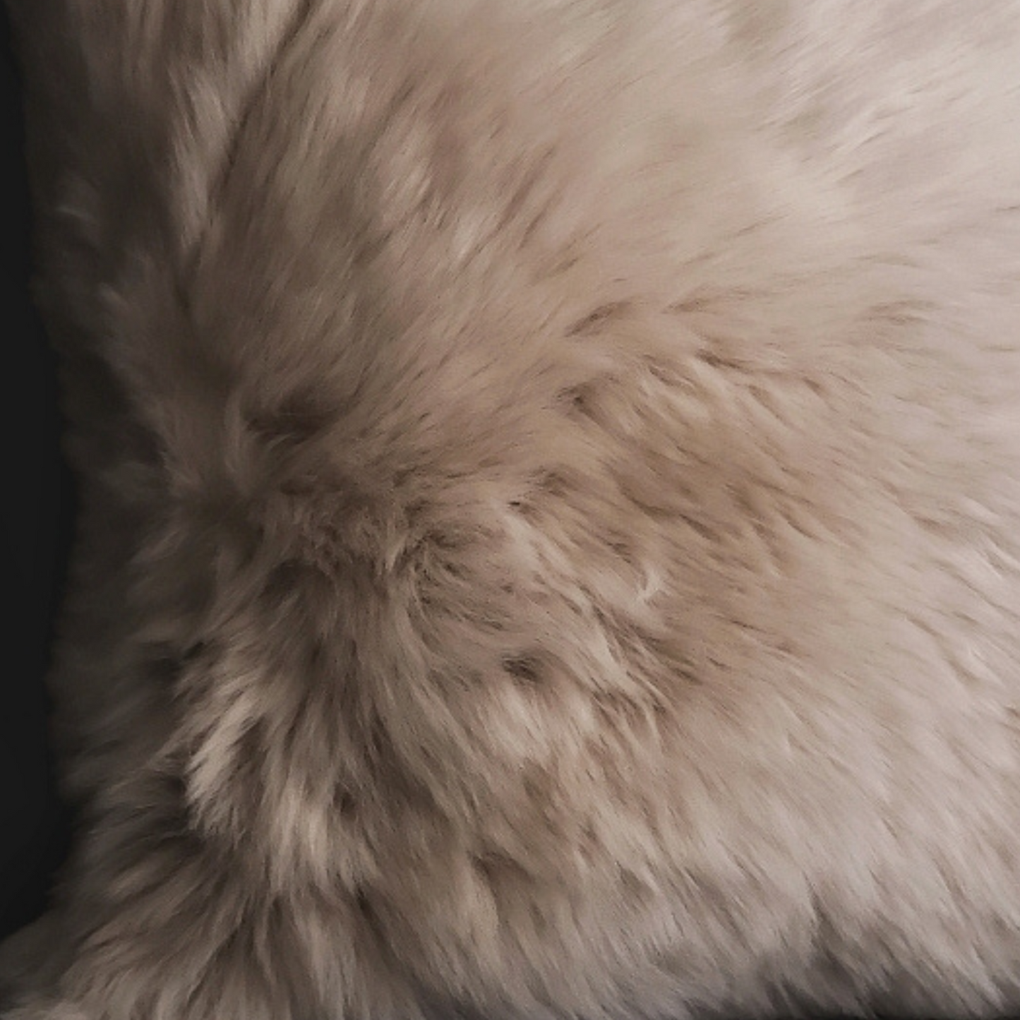 SQUARE SHEEPSKIN CUSHION IN LINEN