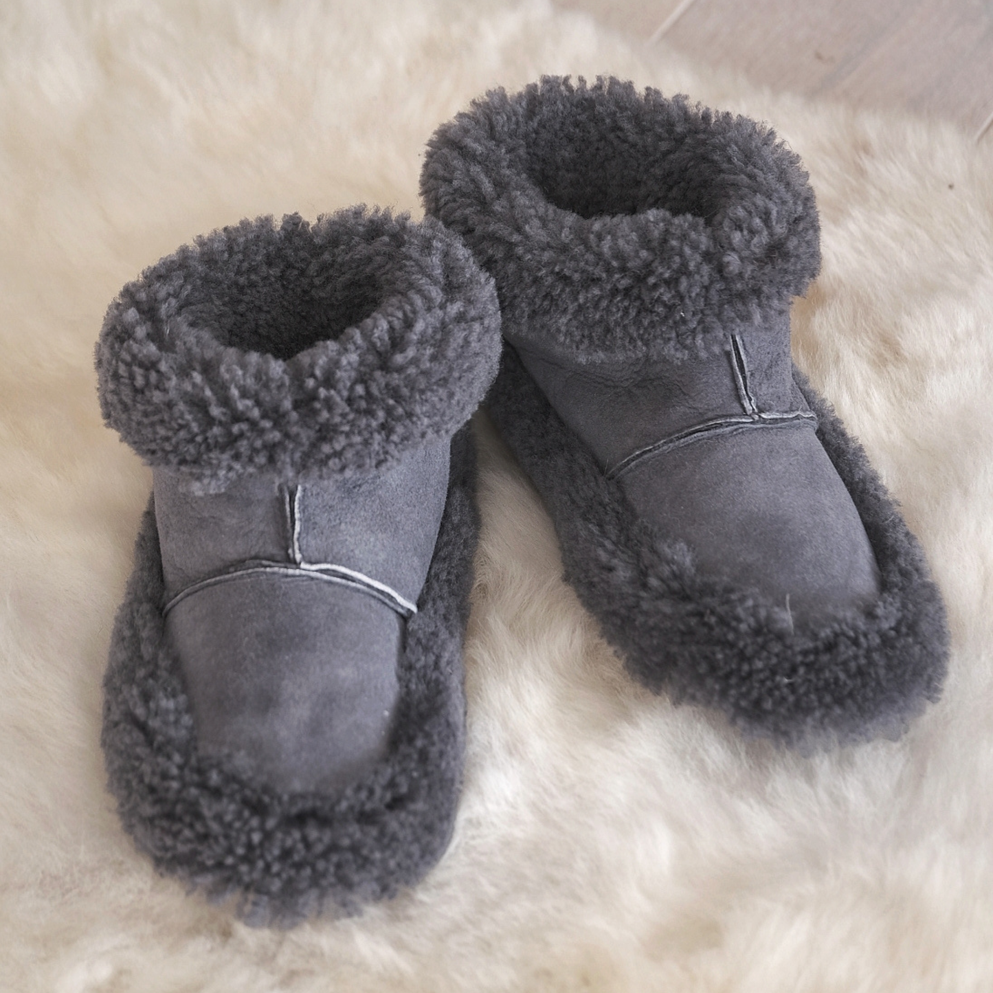 SNUGGLY SHEEPSKIN BOOT SLIPPERS (UK 4-13) (CHOICE OF COLOURS)