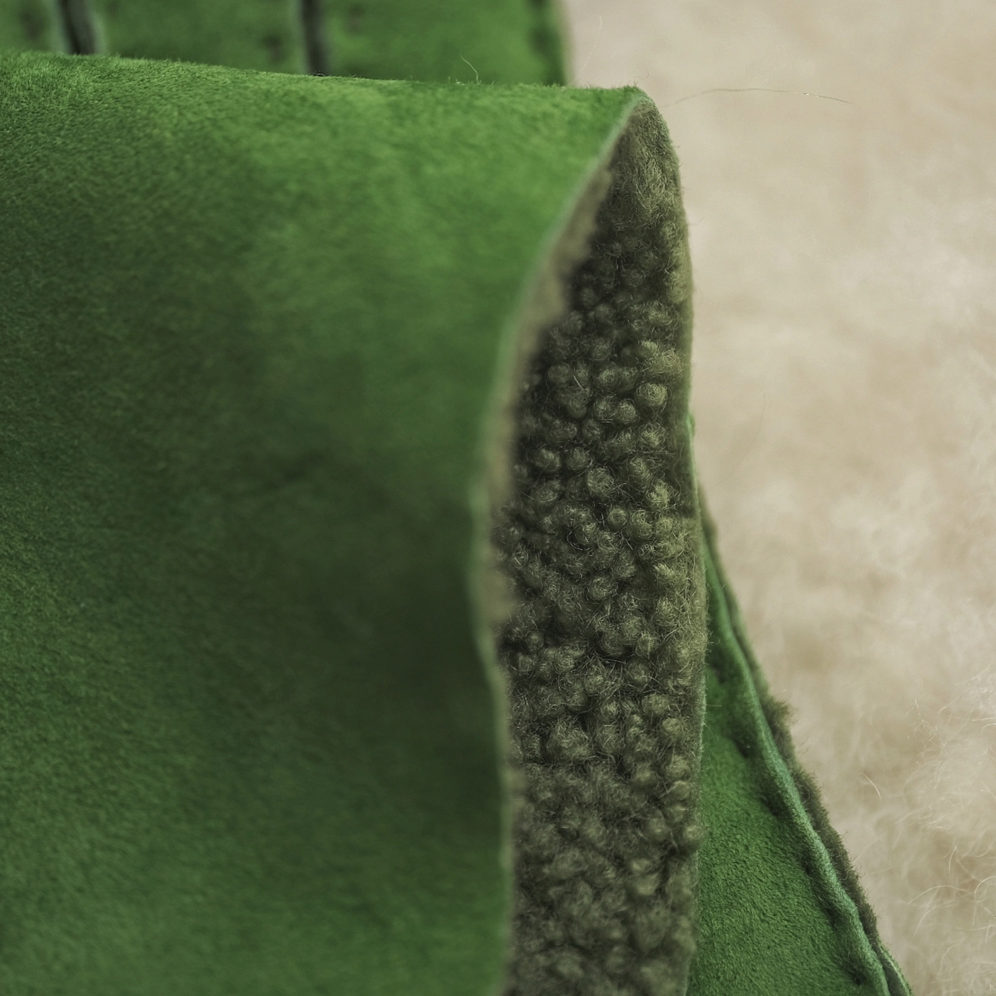 LADIES SHEEPSKIN GLOVES IN APPLE
