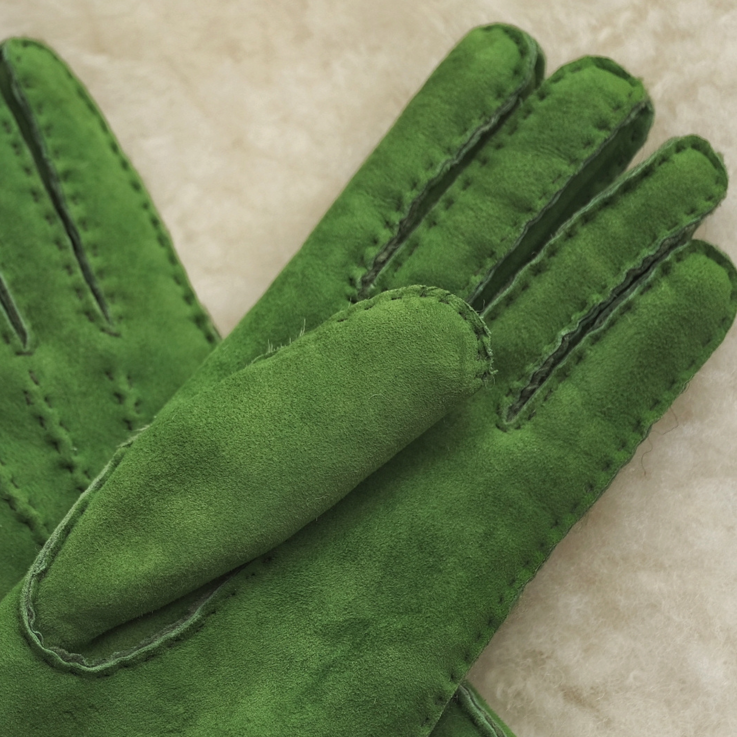 LADIES SHEEPSKIN GLOVES IN APPLE