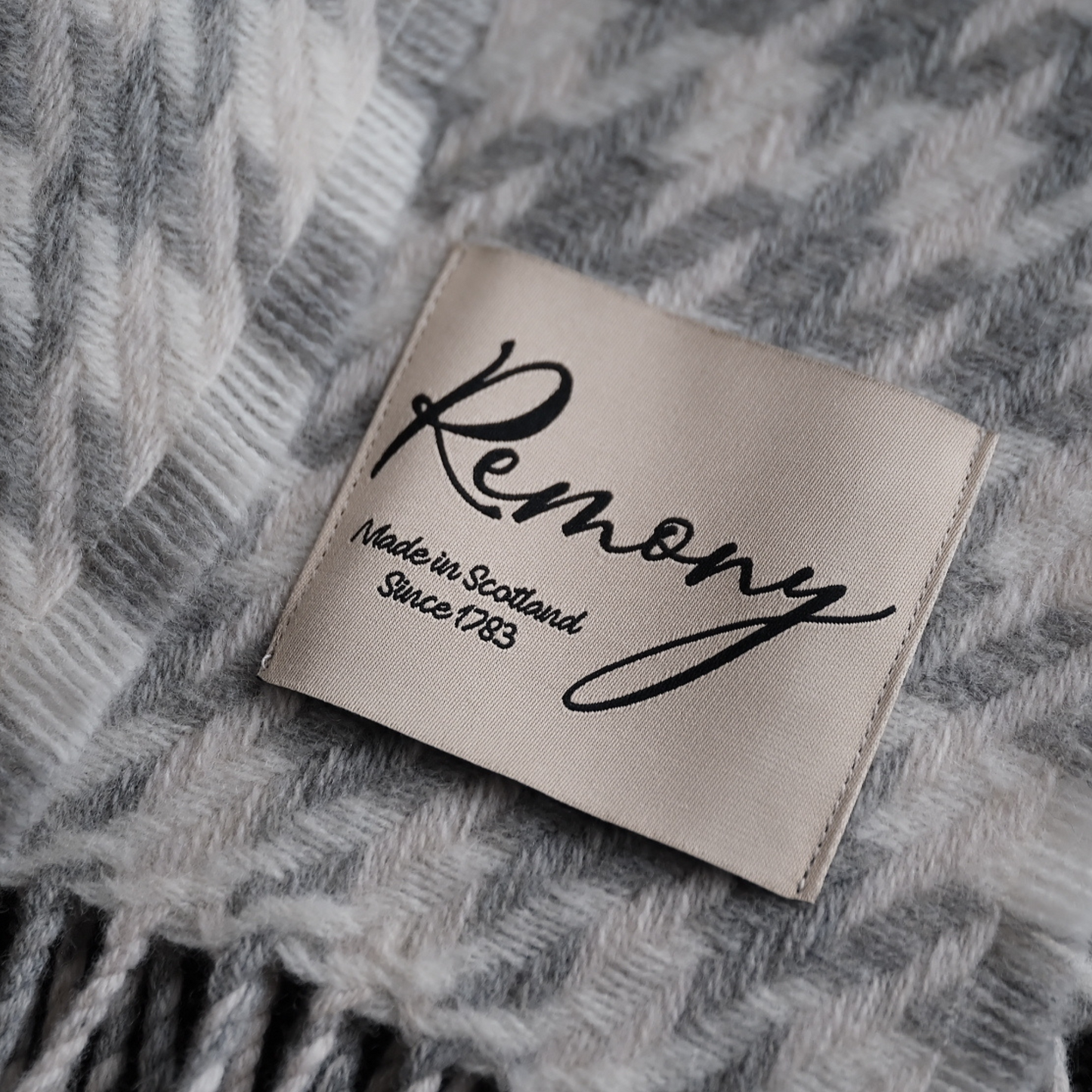 CARROGLEN SILVER WOOL THROW