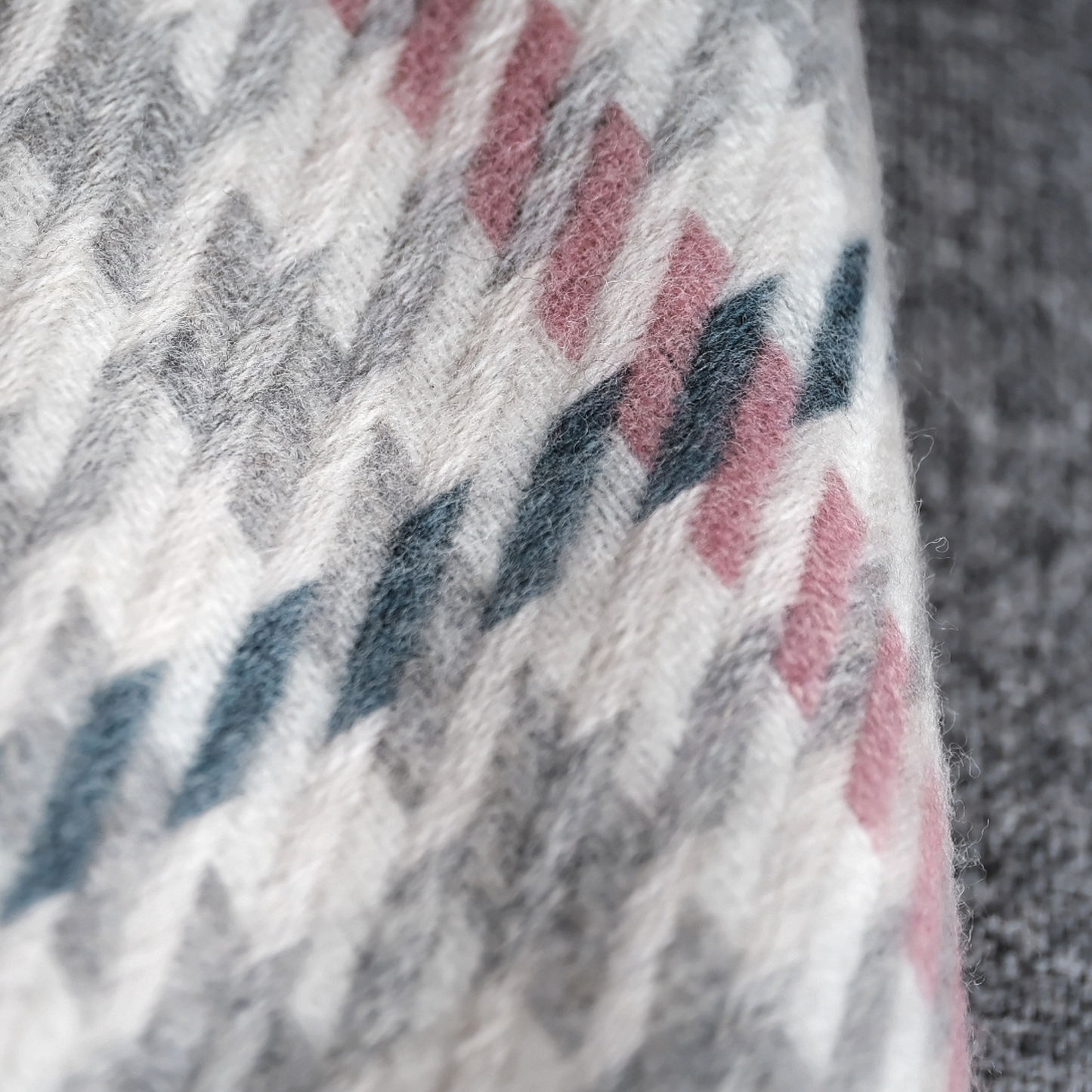 CARROGLEN SILVER WOOL THROW