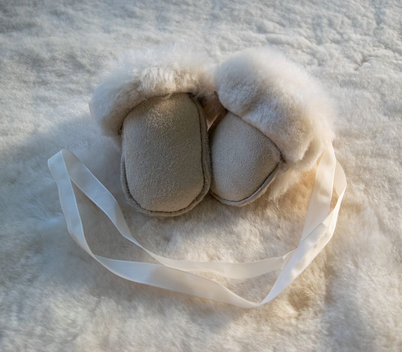 SHEEPSKIN PUDDY MITTS IN CREAM