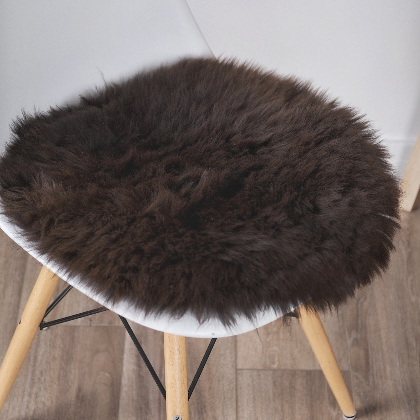 MEDIUM ROUND SHEEPSKIN SEAT PAD IN WHITE OR BROWN