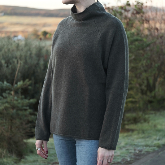 CORRY RAGLAN'S SWEATER IN SEAWEED (UNISEX)