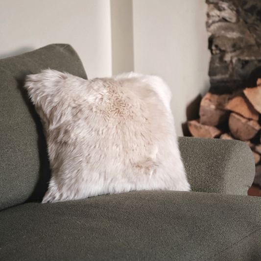 SQUARE SHEEPSKIN CUSHION IN LINEN