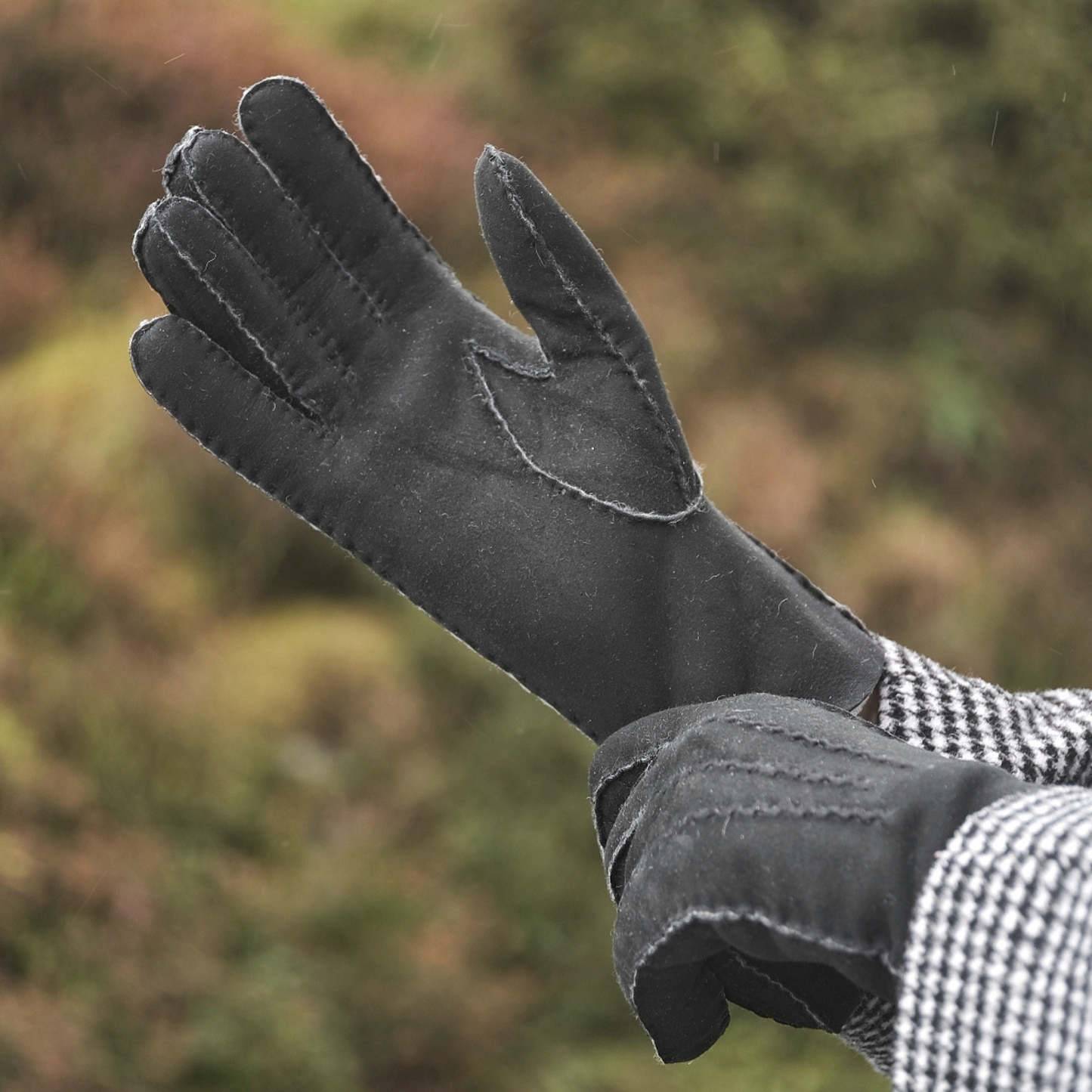 LADIES' SHEEPSKIN GLOVES (CHOICE OF THREE COLOURS) HANDSEWN