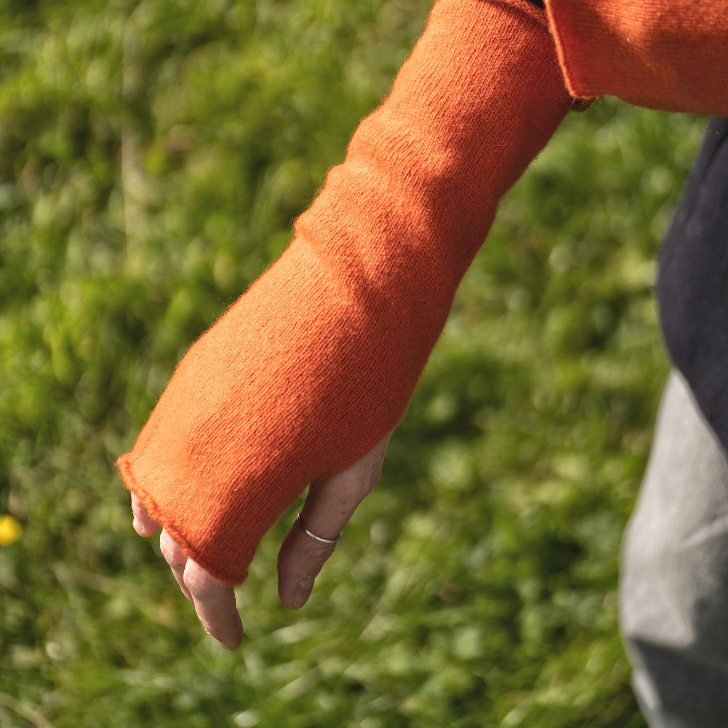 ECO CASHMERE FINGERLESS MITTENS IN AURA