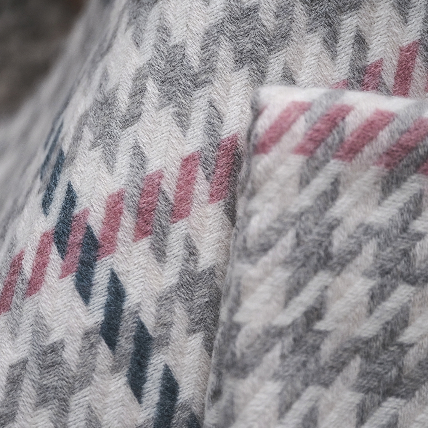 CARROGLEN SILVER WOOL THROW