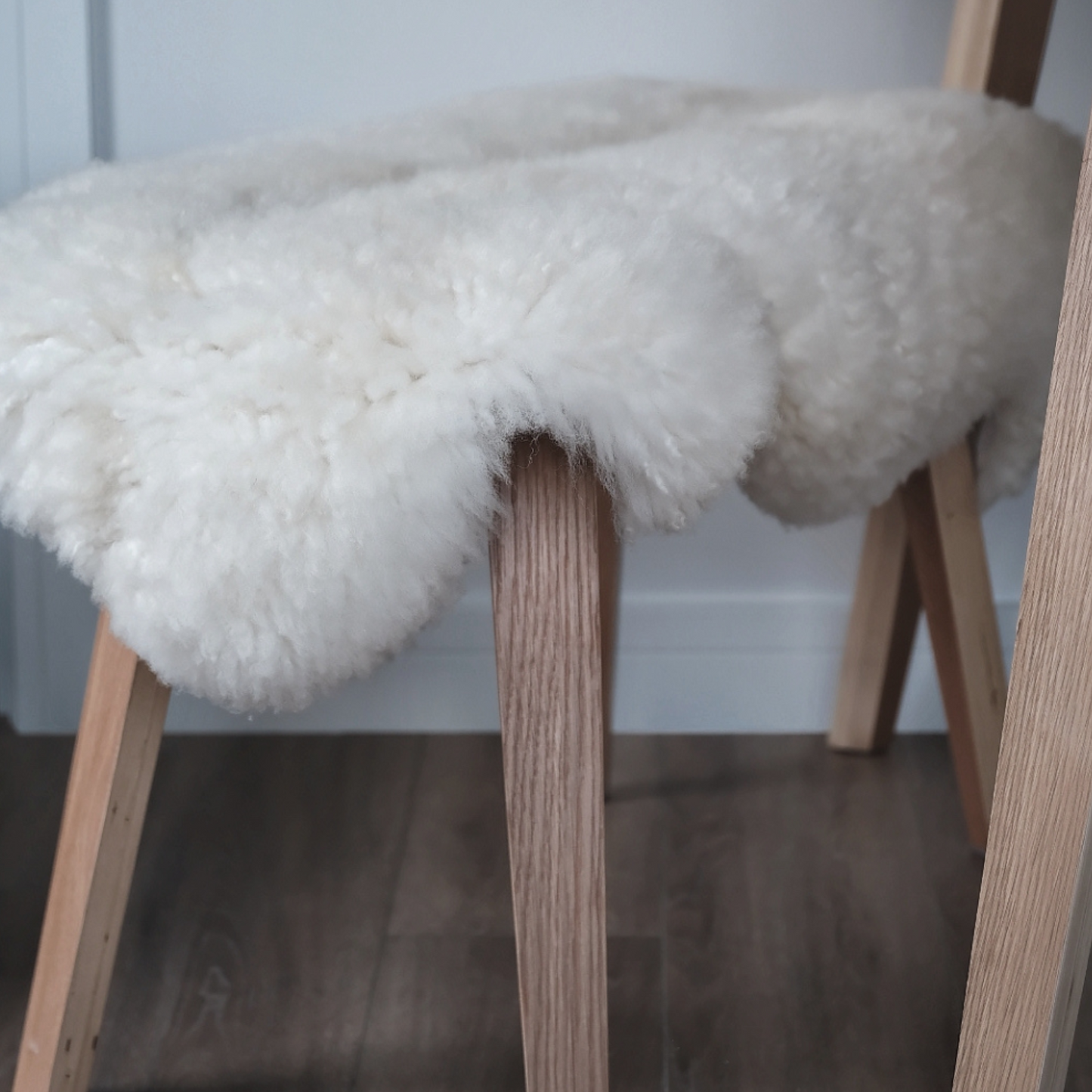 NATURAL WHITE LARGE SHEEPSKIN RUG / THROW 100X65CMS