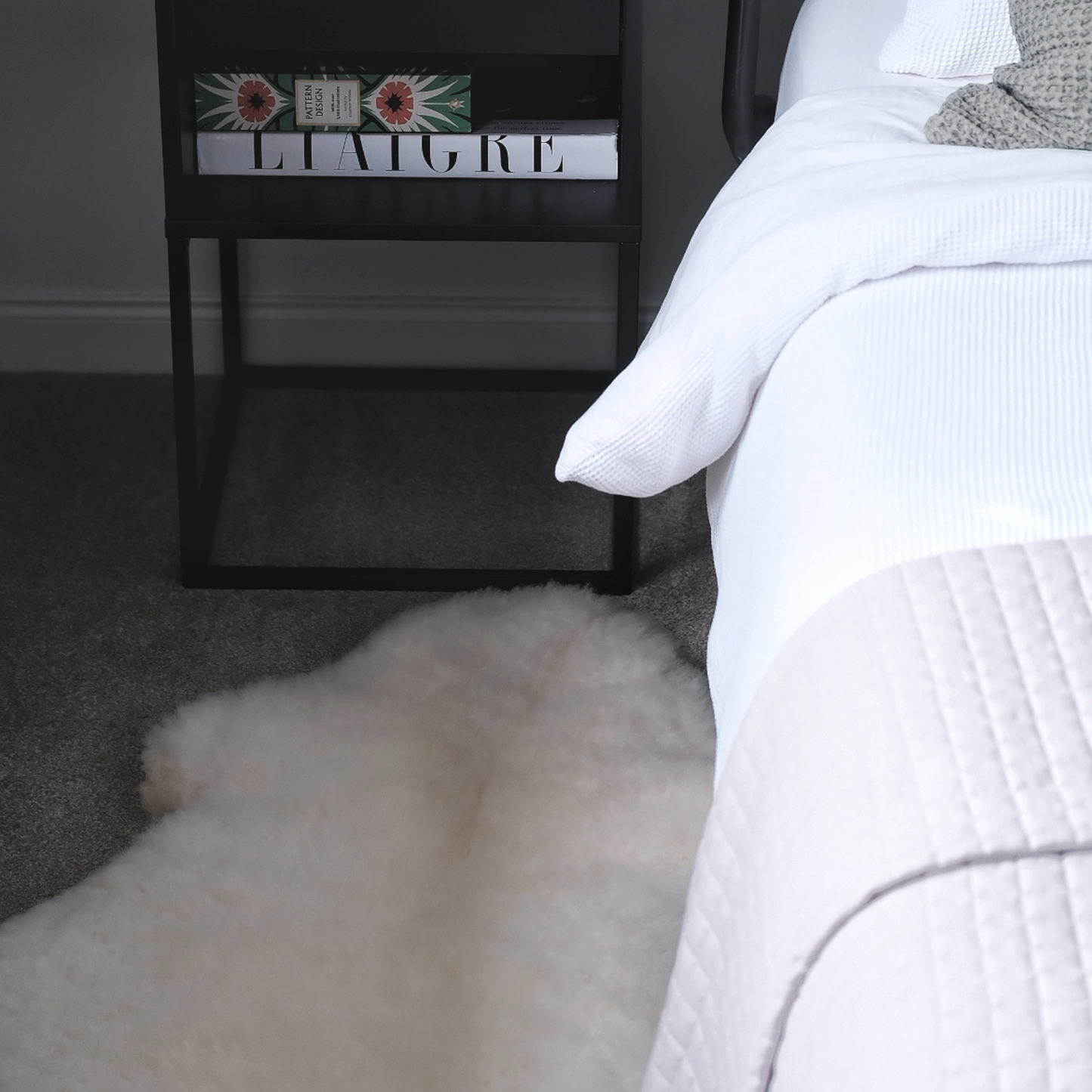 NATURAL WHITE LARGE SHEEPSKIN RUG / THROW 100X65CMS