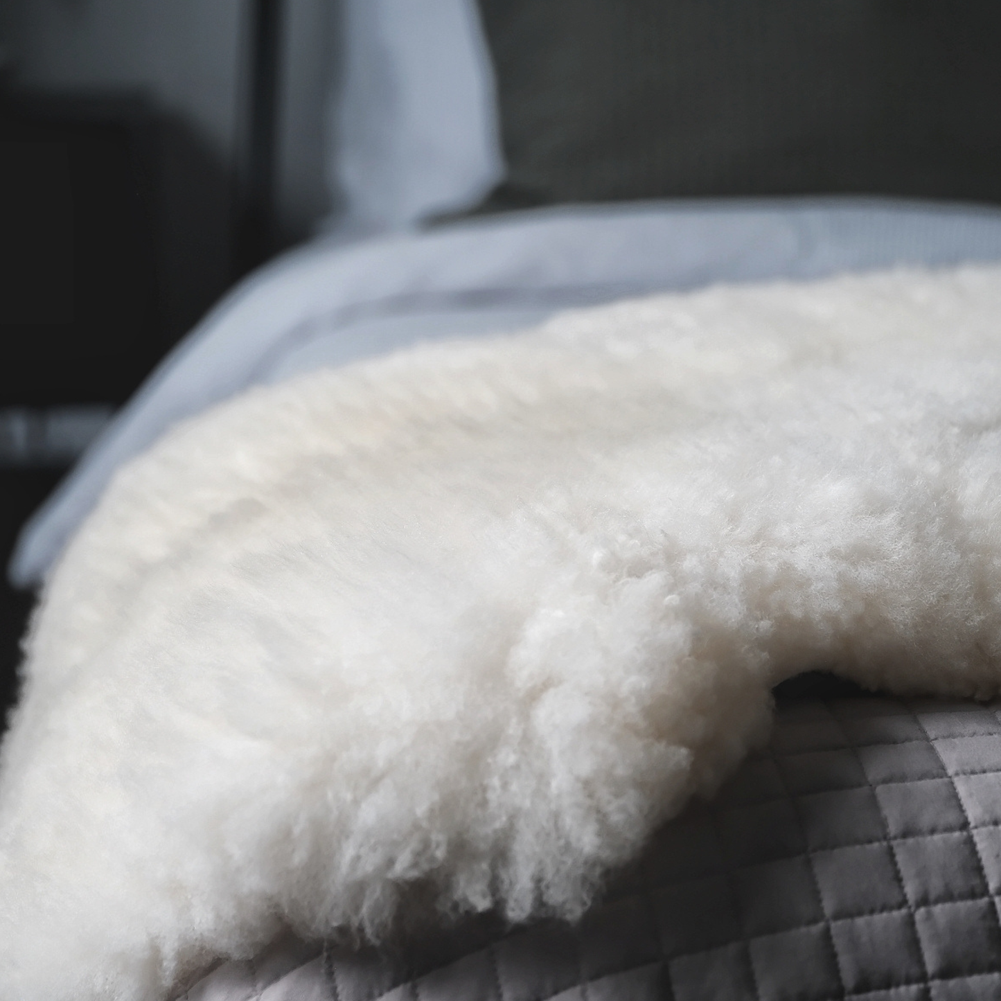 NATURAL WHITE LARGE SHEEPSKIN RUG / THROW 100X65CMS