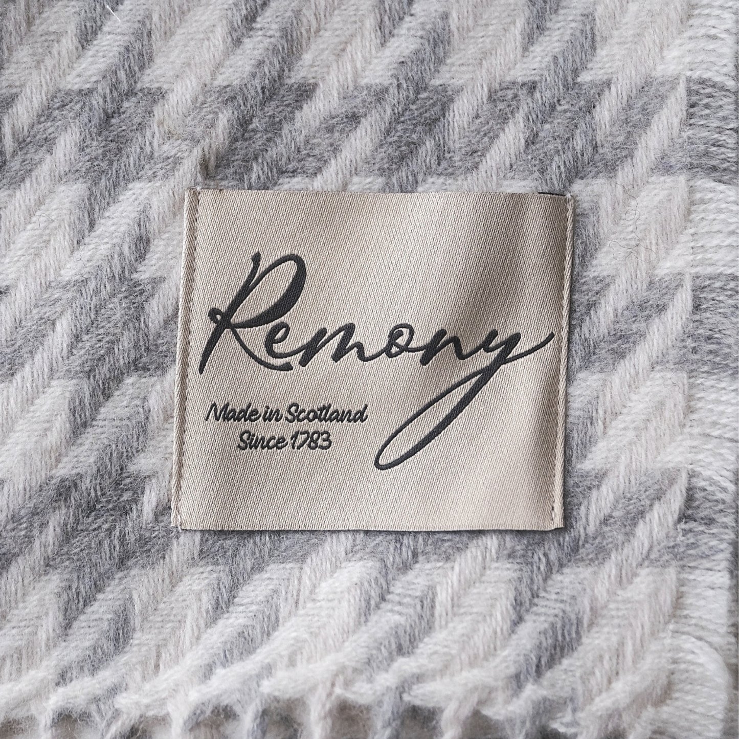 CARROGLEN SILVER WOOL THROW